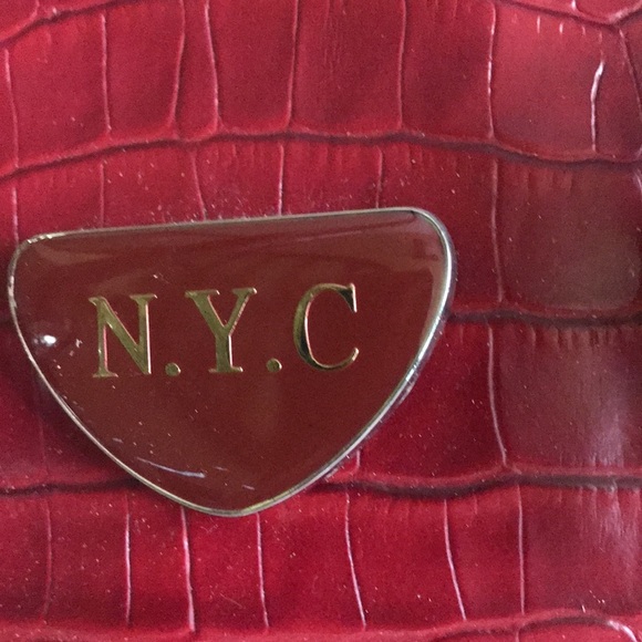 Nice size used red hand bag good condition little wear on handles - Picture 2 of 7